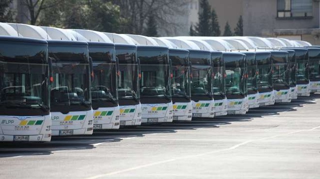 Vozniki ljubljanskih avtobusov razvozijo 515 brezplačnih kosil na dan (foto: Anže Malovrh/STA)