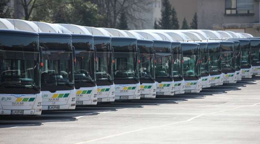 Vozniki ljubljanskih avtobusov razvozijo 515 brezplačnih kosil na dan (foto: Anže Malovrh/STA)