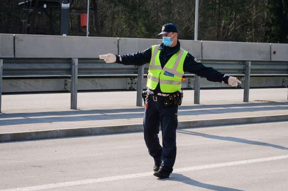 Z novim koronavirusom okuženi štirje policisti (foto: Nebojša Tejić/STA)