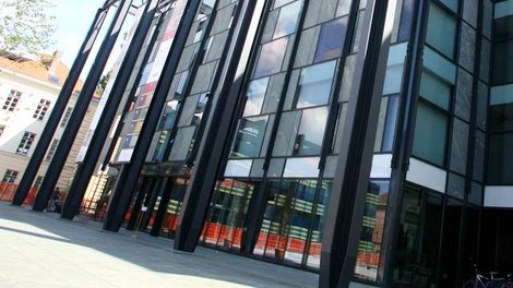 450 šal na račun koronavirusa že v zbirki etnografskega muzeja