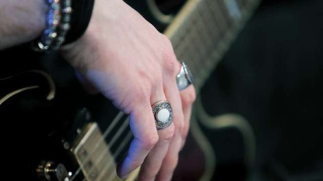 Tony Iommi, kitarist skupine Black Sabbath, na dražbi ponudil osebne predmete