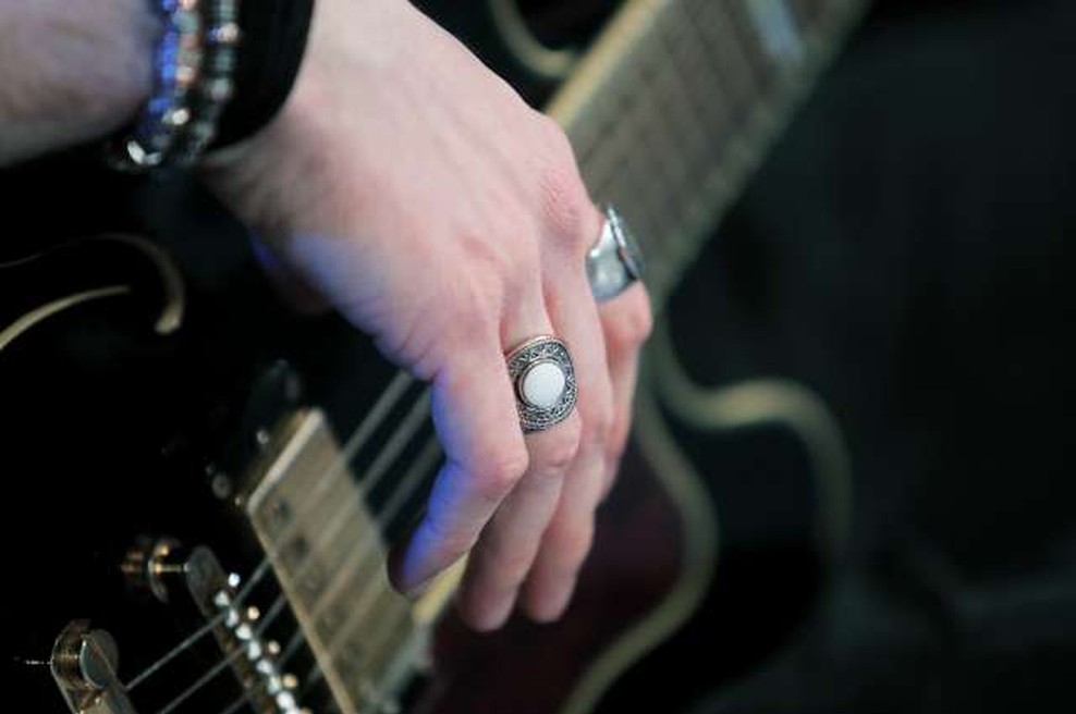 Tony Iommi, kitarist skupine Black Sabbath, na dražbi ponudil osebne predmete (foto: STA/Daniel Novakovič)