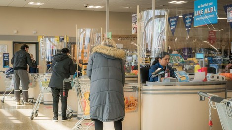 Po nakupih v trgovino poslej z osebnim dokumetom
