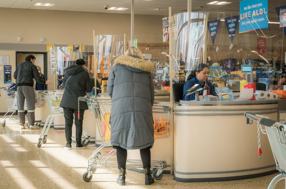 Po nakupih v trgovino poslej z osebnim dokumetom (foto: profimedia)