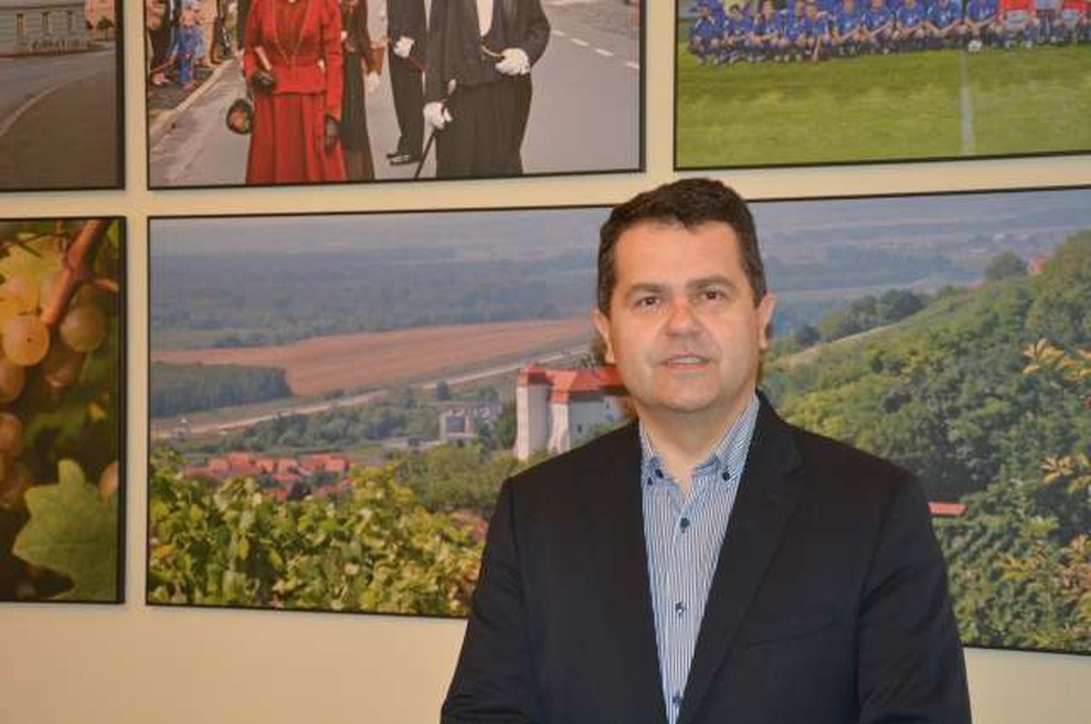 V zahvalo za gostoljubje v karanteni so v Dolgi vasi spontano zbrali denar za donacijo (foto: STA/Marjan Maučec)