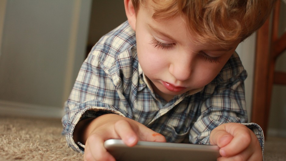 
                            To je najhujša vsebina, ki jo lahko vaš otrok vidi na telefonu! (foto: Unsplash)