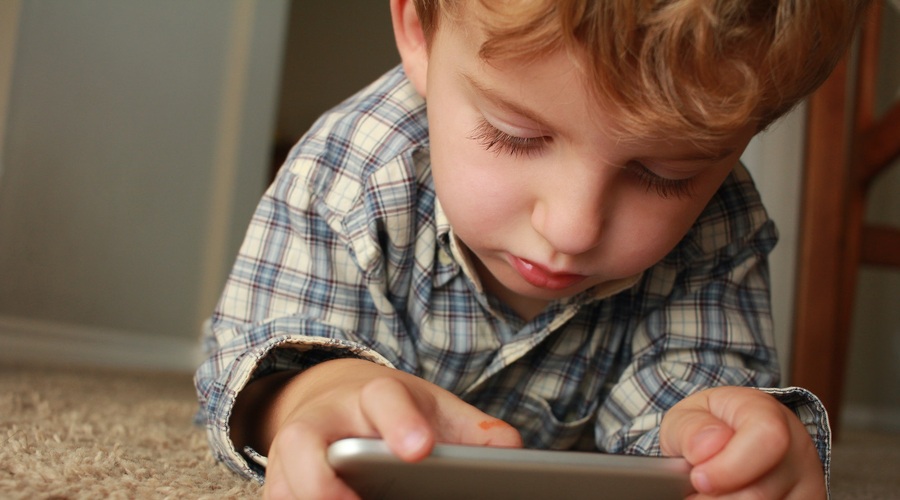 To je najhujša vsebina, ki jo lahko vaš otrok vidi na telefonu! (foto: Unsplash)