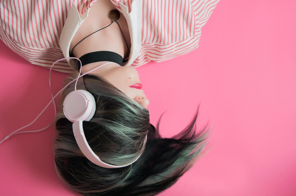 NASLEDNJI VIKEND: Ko vi ne smete na zabavo, zabava pride v vašo dnevno sobo! (foto: Unsplash.com / Elice Moore)