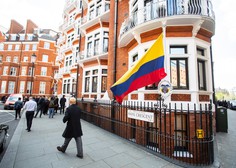 Ustanovitelj WikiLeaksa na ekvadorski ambasadi dvakrat postal oče
