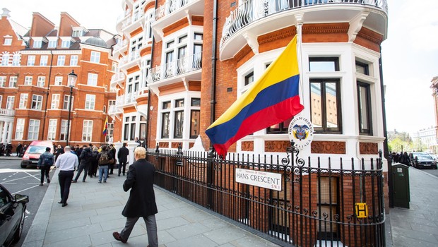
                            Ustanovitelj WikiLeaksa na ekvadorski ambasadi dvakrat postal oče (foto: Profimedia)
