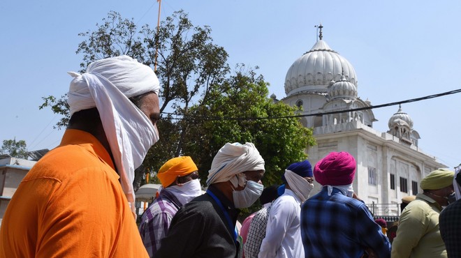 10 turistov v Indiji dobilo kazen kot v šoli (foto: Profimedia)