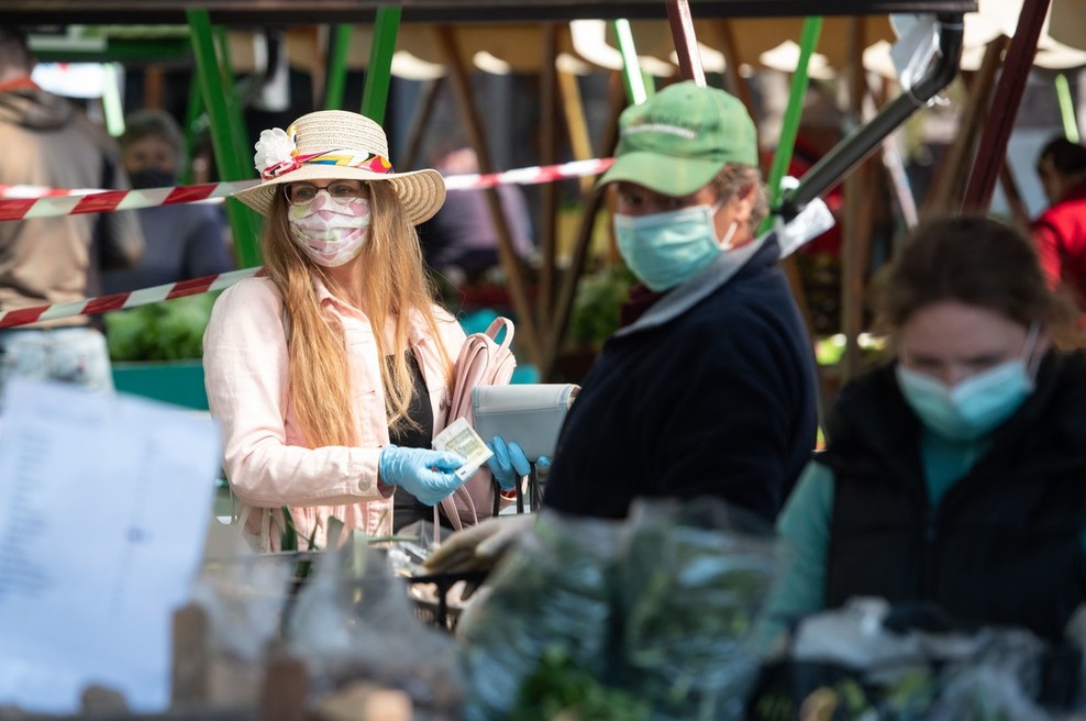 Prvi mesec vlade ocenjen kot uspešen pri obvladovanju epidemije (foto: profimedia)