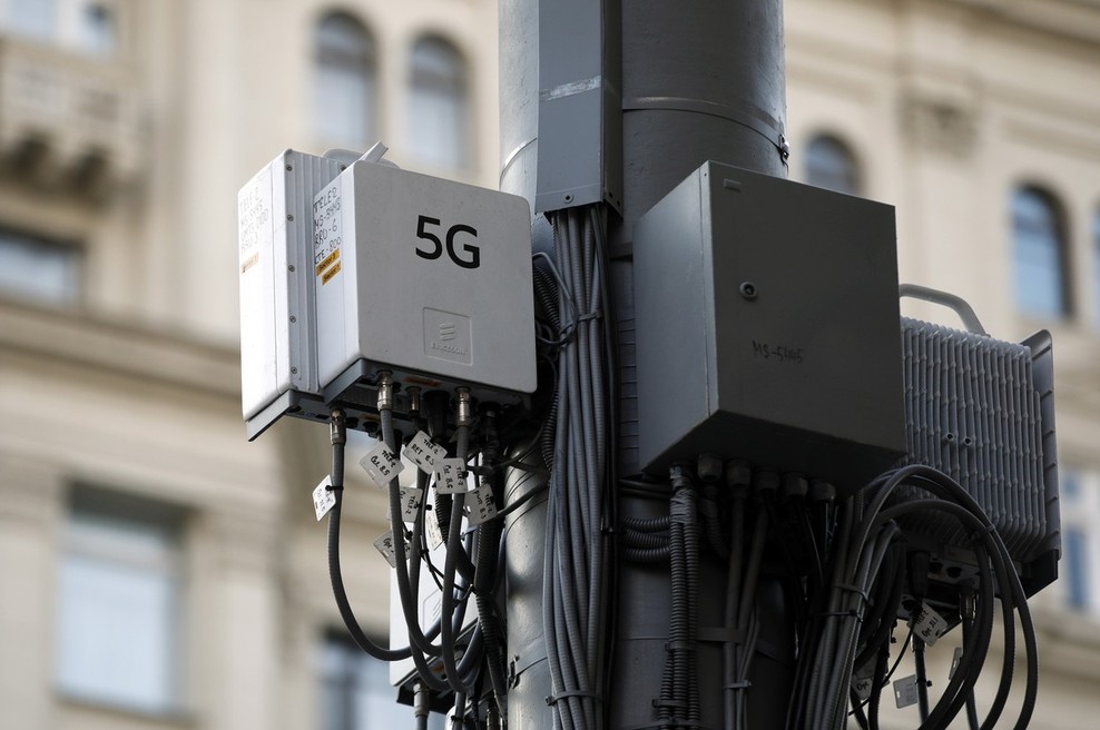 Facebook z agresivnimi ukrepi nad lažne novice o koronavirusu in 5G (foto: profimedia)
