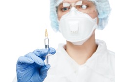 Farmacevtska giganta bosta združila moči pri izdelavi cepiva proti covidu-19