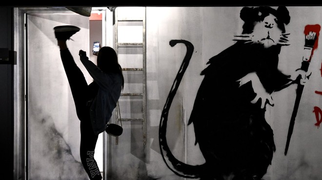 Banksy v umetniškem delu iz izolacije: "Moja žena sovraži, ko delam od doma." (foto: profimedia)