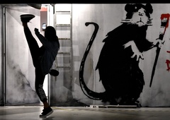 Banksy v umetniškem delu iz izolacije: "Moja žena sovraži, ko delam od doma."