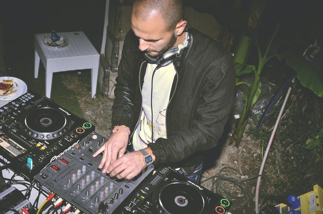 To so znani DJ-ji, ki bodo za vas ta konec tedna vrteli glasbo brezplačno (TUKAJ!) (foto: Unsplash.com)
