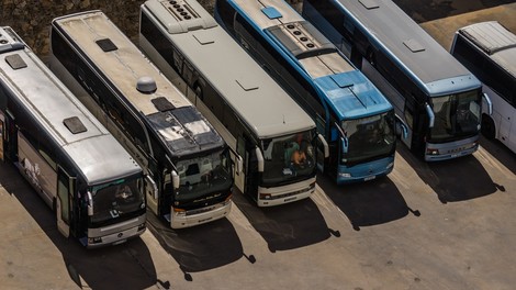 Od ponedeljka nekatere oblike javnega prevoza in registracija avtomobilov