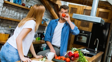 Smo v karanteni odkrili ključni vir za vse prepire glede gospodinjskih opravil?