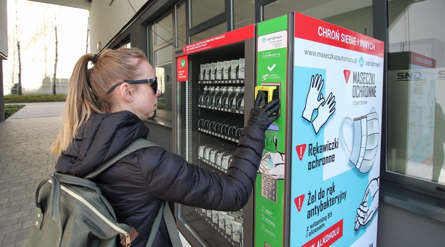 Poljakom zaščitne maske in rokavice na voljo tudi v avtomatih (foto: Profimedia)