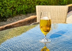 Alkoholne pijače povečujejo tveganje za zaplete pri covidu-19