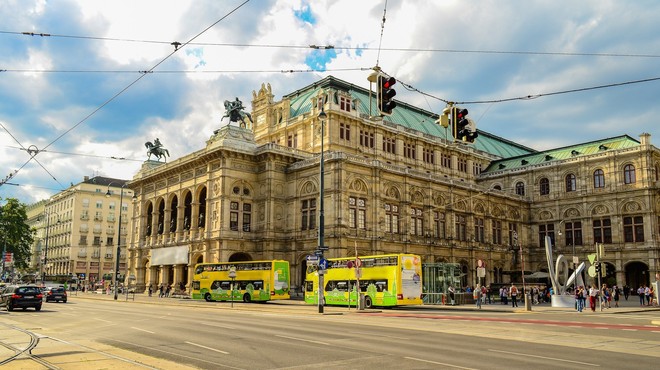 V Avstriji se bodo odprle večje trgovine, šole, gostilne in cerkve (foto: Profimedia)
