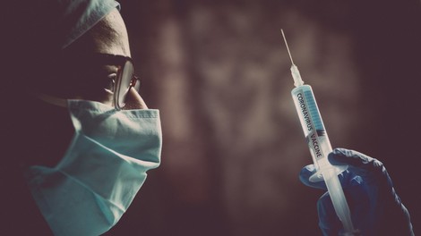 Zaposlena na onkološkem inštitutu zbolela za koronavirusom