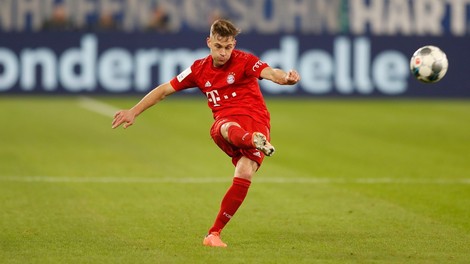 Navijaški šali nemškega kluba Bayern so postali zaščitne obrazne maske