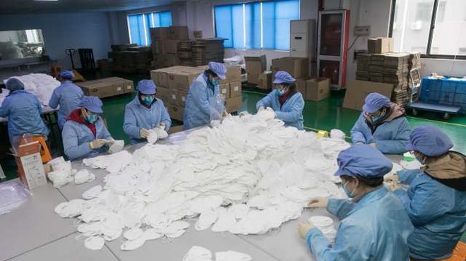 Kitajski inšpektorji so se spravili na proizvajalce zaščitne opreme in zasegli na milijone neustreznih mask (foto: STA)