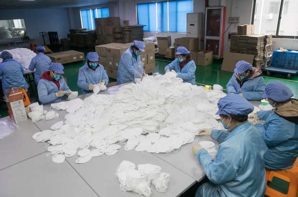 Kitajski inšpektorji so se spravili na proizvajalce zaščitne opreme in zasegli na milijone neustreznih mask (foto: STA)
