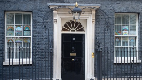 Premier Boris Johnson od ponedeljka naprej spet na delovnem mestu
