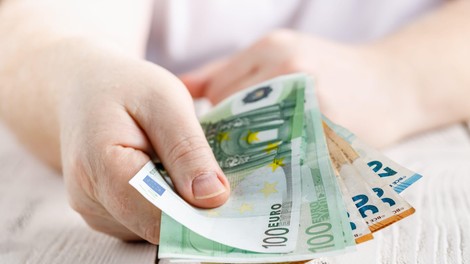 Večjega tveganja za okužbo s koronavirusom prek bankovcev ni