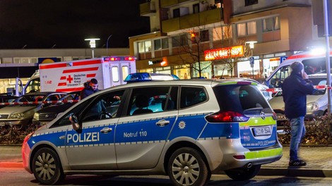 V nemškem mestu Hanau je skupina moških z noži napadla mimoidoče