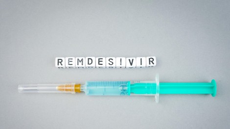 Zdravilo remdesivir vzbuja veliko pozornosti, saj zdravila za covid-19 še ni na trgu