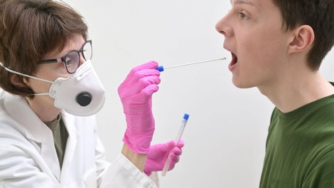Po petku se je število okuženih pri nas povzpelo za pet oseb