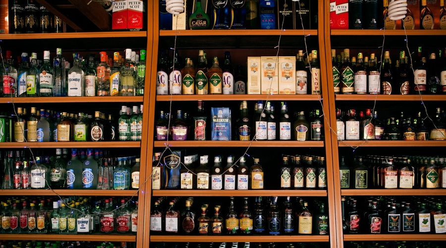 Zaradi žejnih Indijcev kaos pred trgovinami z alkoholom (foto: Profimedia)