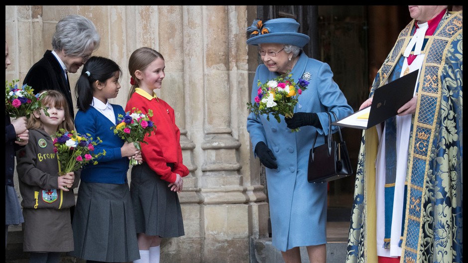 
                            Kraljica Elizabeta II. že 60 let nosi enako torbico (foto: Profimedia)