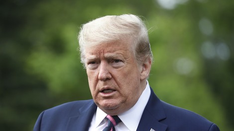 Donald Trump brez zaščitne maske obiskal tovarno mask