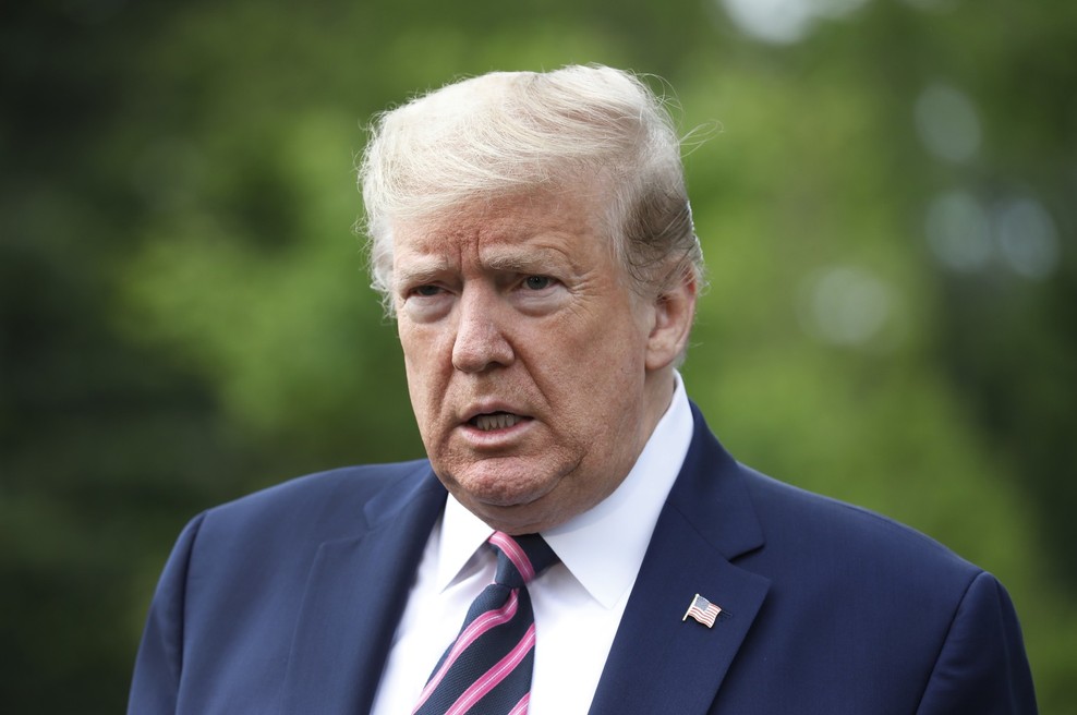 Donald Trump brez zaščitne maske obiskal tovarno mask (foto: Profimedia)