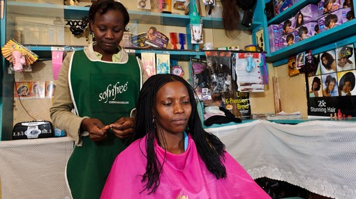 V Keniji so si frizerji izmislili "koronavirusno" pričesko