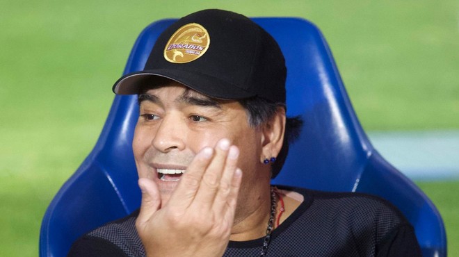 Maradona s podpisom majice priskrbel 100 kg hrane in nekaj mask za revne (foto: profimedia)
