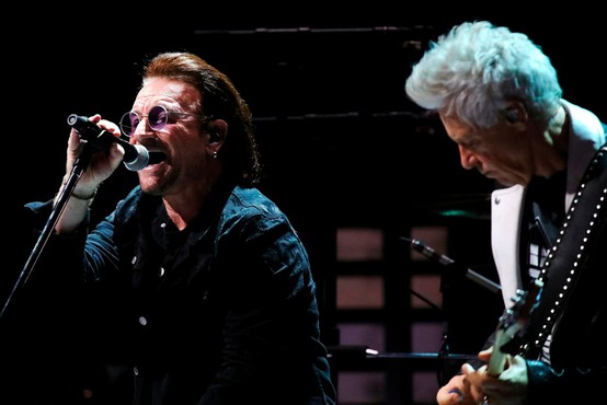 Pevec skupine U2 Bono Vox bo danes upihnil 60 svečk na torti