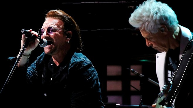 Pevec skupine U2 Bono Vox bo danes upihnil 60 svečk na torti (foto: profimedia)