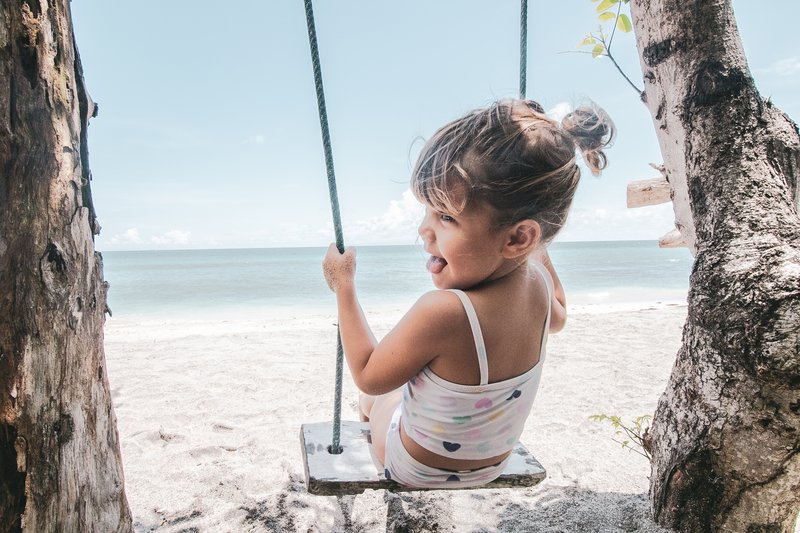 Hčerka Amaia na prazni plaži