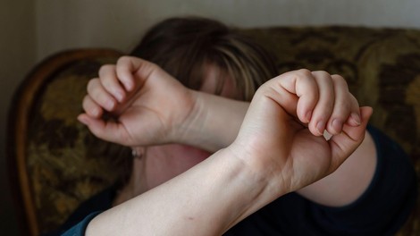 Stranski učinek epidemiološke krize je povečano nasilje nad ženskami in otroki