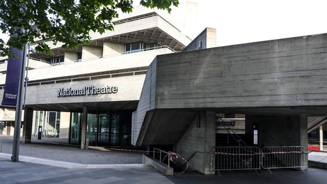 Narodno gledališče v Londonu je igralcem ponudilo plačilo za predstave na spletu