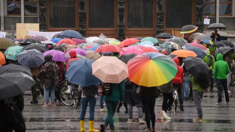 "Narave ne damo," vzklikalo nekaj sto protestnikov pred parlamentom