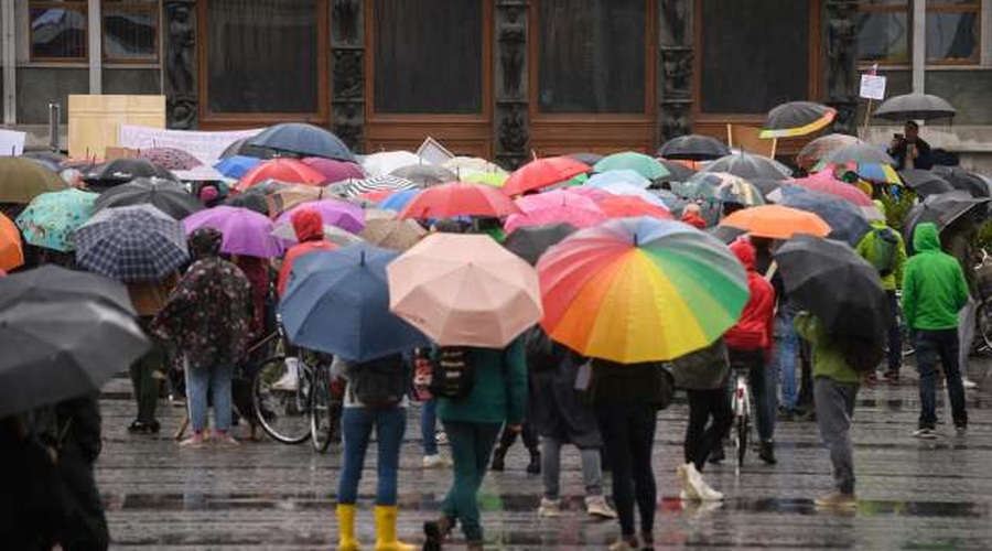 "Narave ne damo," vzklikalo nekaj sto protestnikov pred parlamentom (foto: Nebojša Tejić/STA)