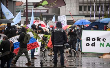 "Narave ne damo," vzklikalo nekaj sto protestnikov pred parlamentom