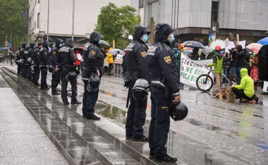 "Narave ne damo," vzklikalo nekaj sto protestnikov pred parlamentom